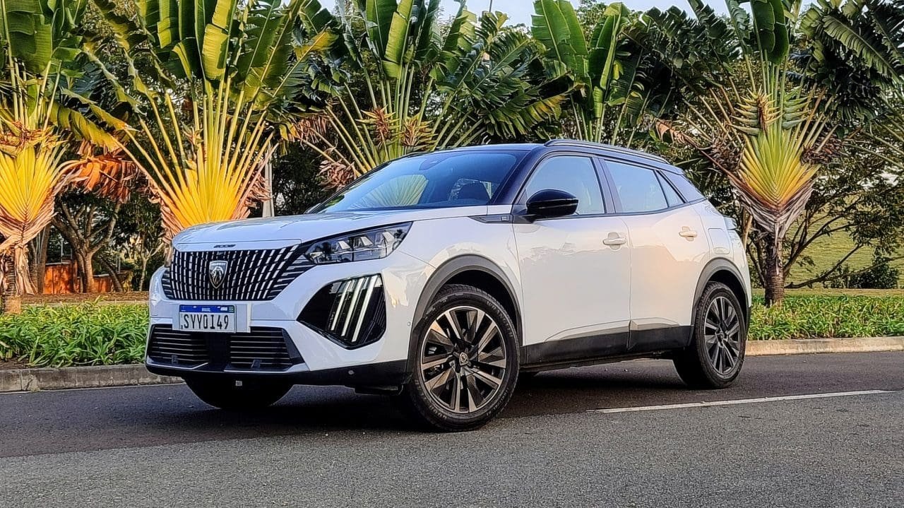 Avaliação: Peugeot e-2008 GT 2025 traz melhorias bem-vindas e “problemas” conhecidos
