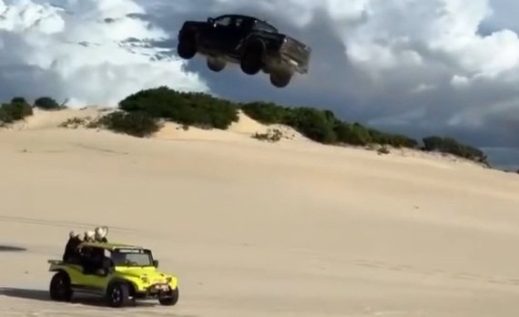 Ranger Raptor voa? Motorista destrói picape de R$ 500 mil em duna; veja vídeo