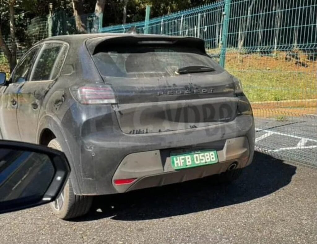 Flagra: Peugeot 208 deverá ser o próximo híbrido da Stellantis no Brasil
