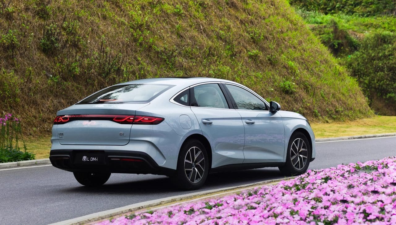 BYD Qin L pode vir ao Brasil: irmão maior do King tem autonomia recorde