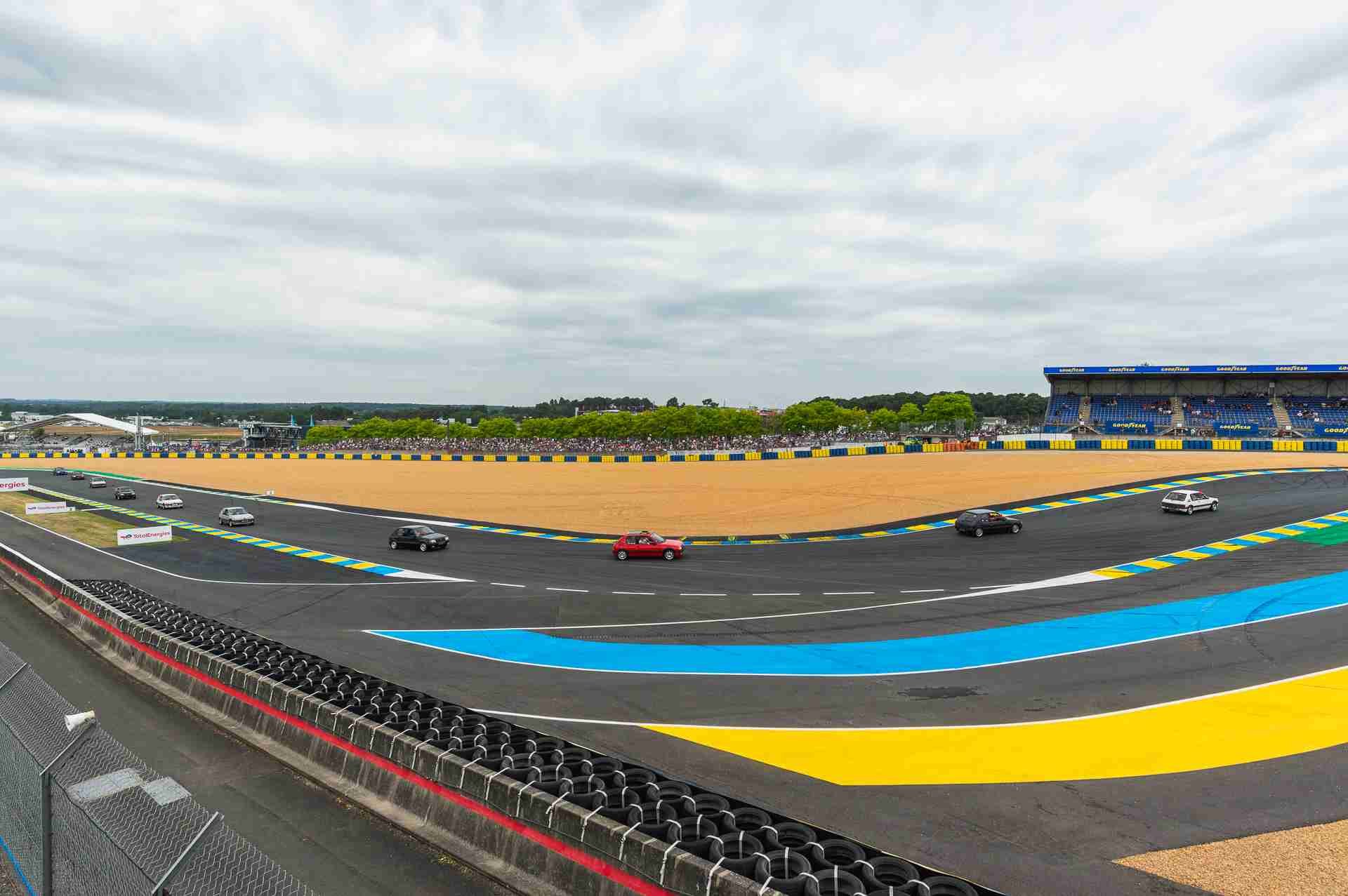 Trinta exemplares do 205 GTi acompanharam o E-208 GTi na estreia do novo elétrico da Peugeot em Le Mans