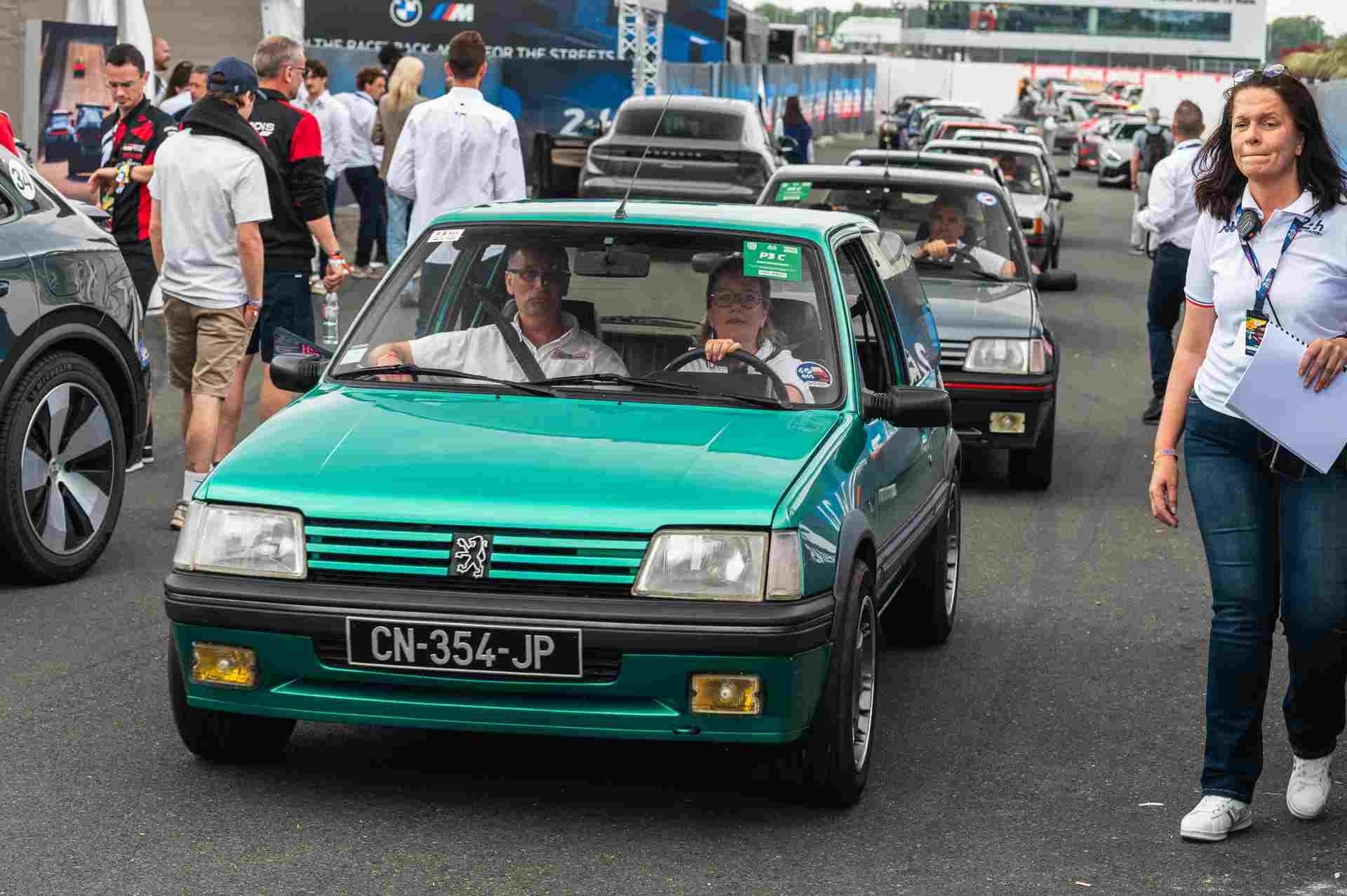Peugeot 205 GTi na estreia do E-208 GTi em Le Mans
