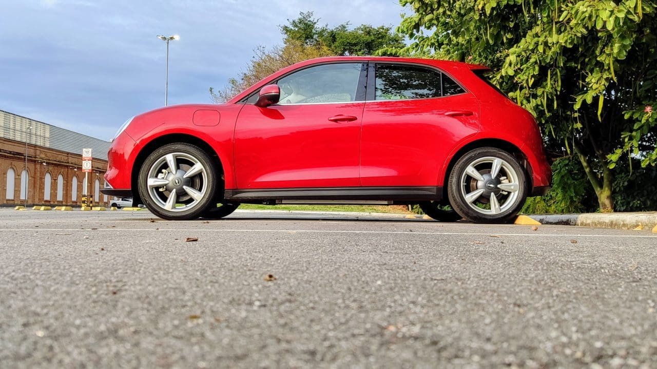 Quer economizar bateria em um carro elétrico? Veja essas 6 dicas