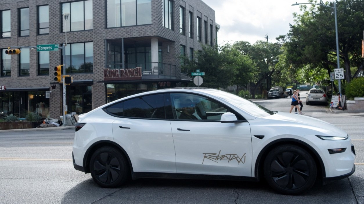 Um robotáxi da Tesla circula pela South Congress Avenue em Austin, Texas, EUA, em 22 de junho de 2025