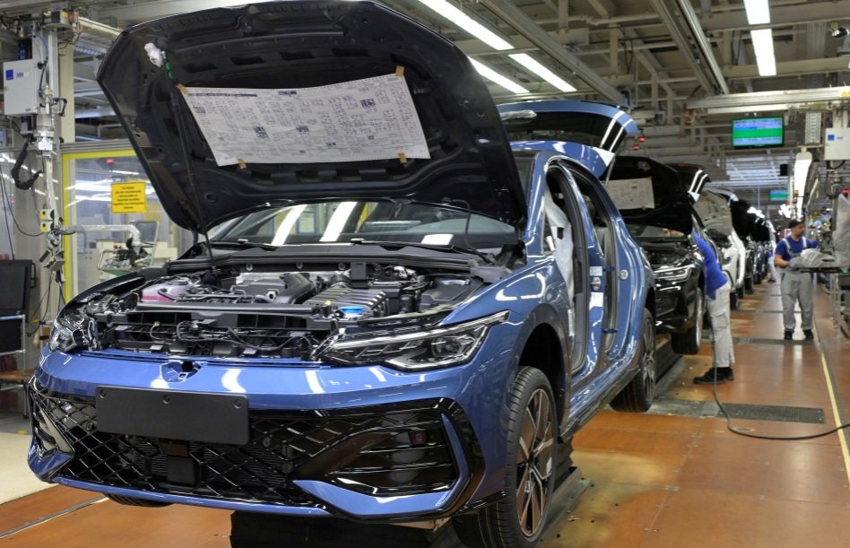 Fábrica da Volkswagen em Wolfsburg pode adotar semana de 4 dias; entenda