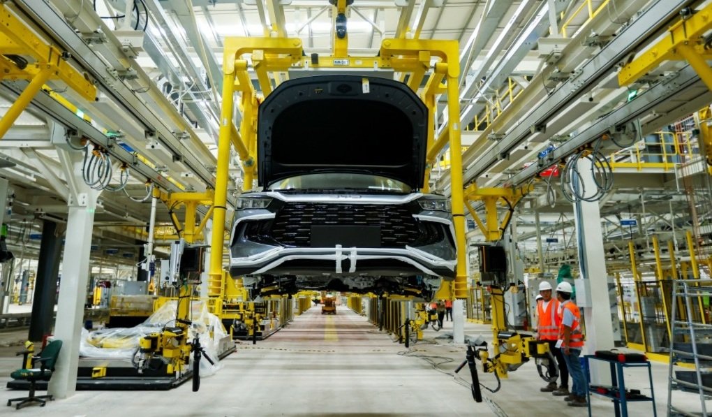BYD divulga mais de 500 vagas de emprego após iniciar operação em fábrica na Bahia