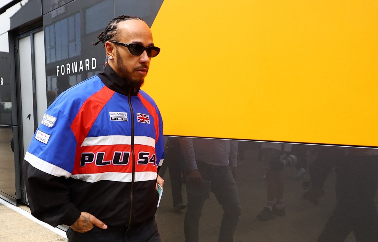 Hamilton coloca Ferrari no topo em 1º treino livre em Silverstone