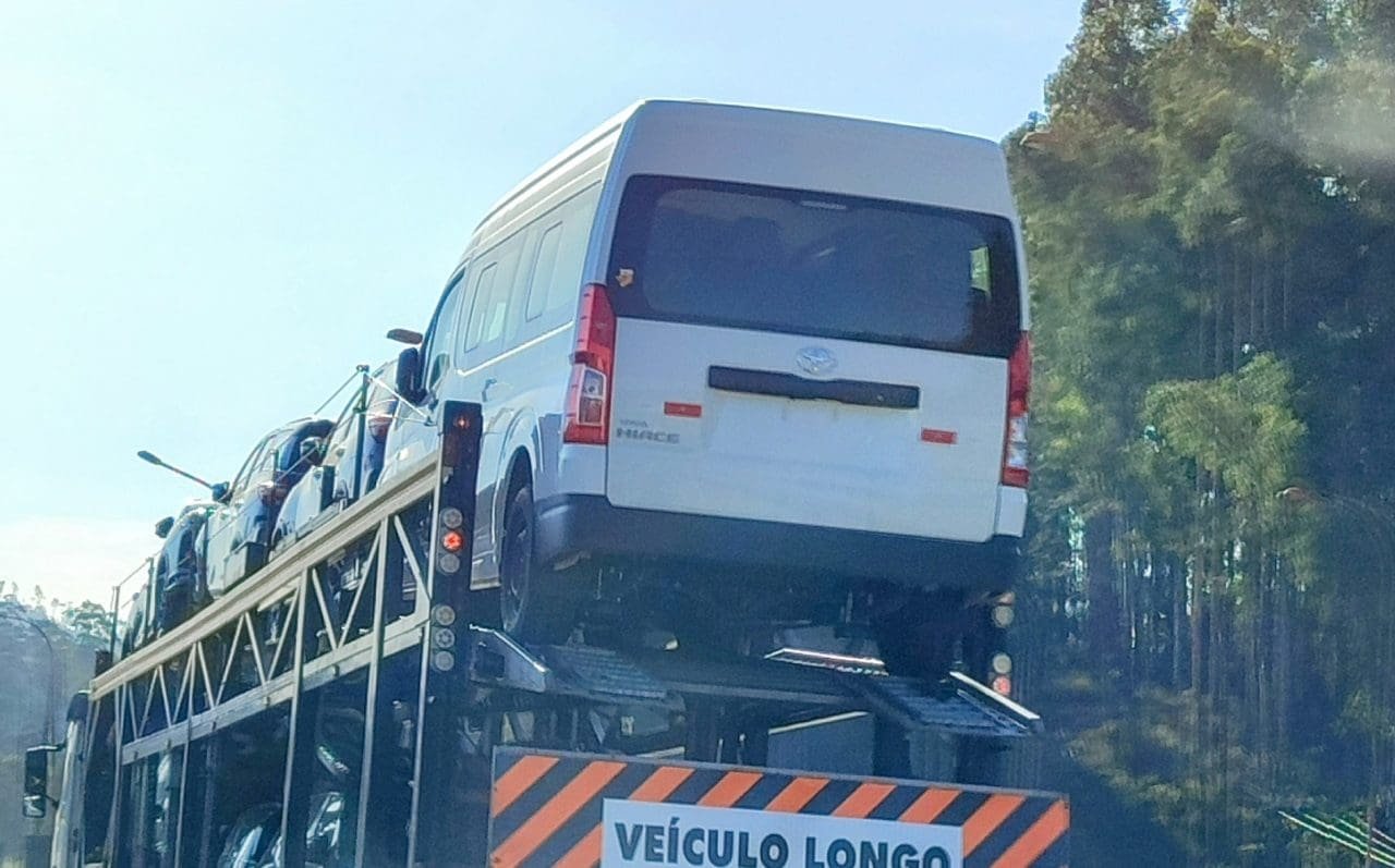 Flagra: Toyota Hiace será ‘Hilux van’ e chega em breve