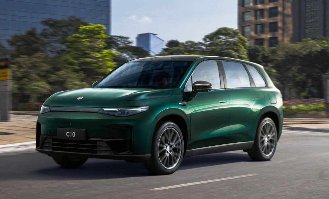 Carro elétrico da Stellantis que não precisa recarregar chega ao Brasil em 2025