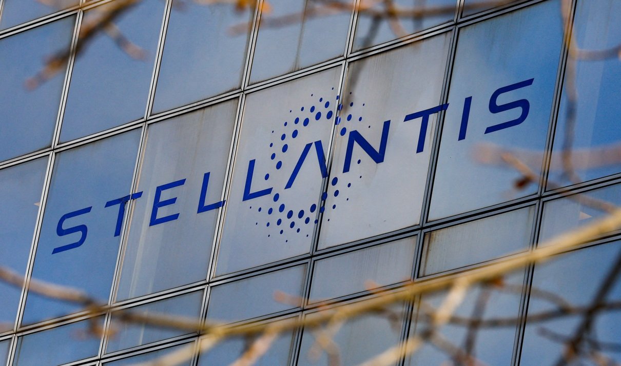 O logotipo da Stellantis está no prédio da empresa em Poissy, perto de Paris, França, em 26 de fevereiro de 2025