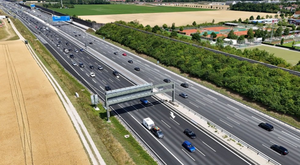 Multa na Autobahn? Motorista atinge 320 km/h e sofre punição; entenda