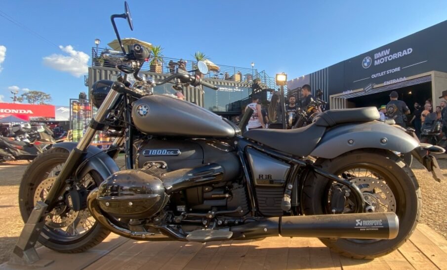 BMW Motorrad exibe R 18 com nova cor e rodas raiadas