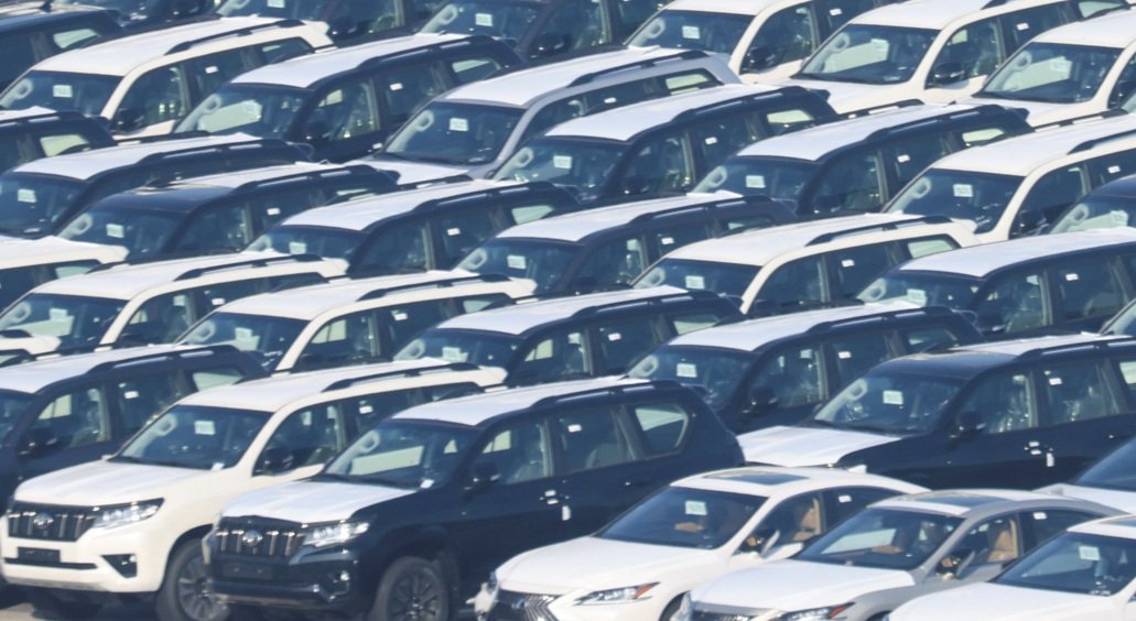 Vista de estacionamento com carros novos para exportação, no porto belga de Zeebrugge 14/02/2023