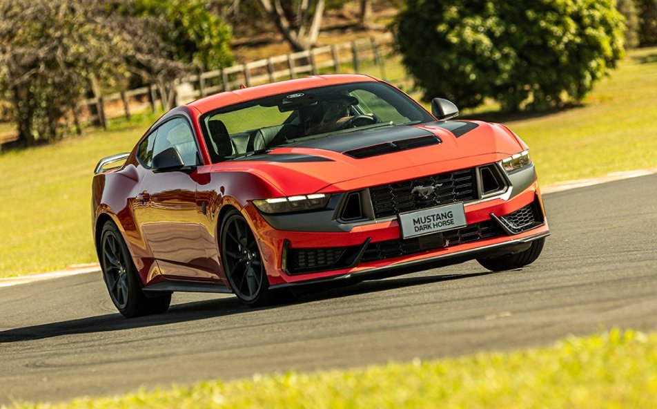 Mustang Dark Horse chega ao Brasil por R$ 650 mil como versão mais invocada do esportivo