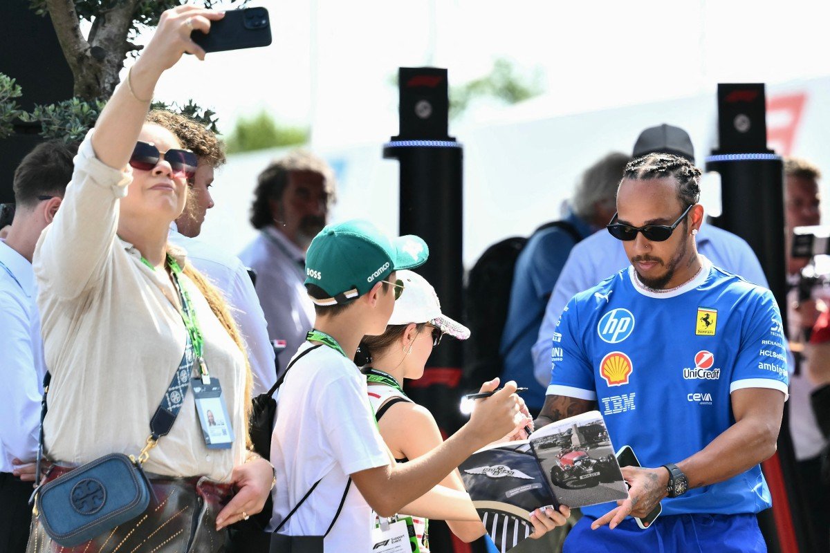 Lewis Hamilton dando autógrafos em Monza