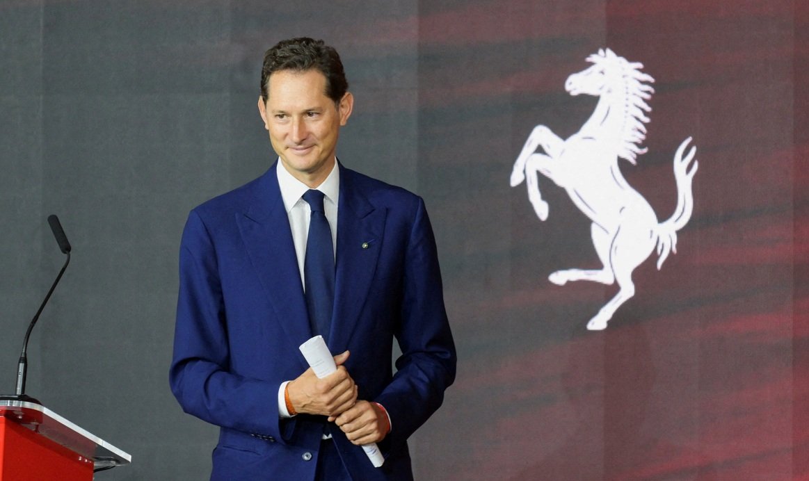 O presidente da Ferrari e da Stellantis, John Elkann, participa de um evento para inaugurar a nova unidade de "edifício eletrônico" da Ferrari, onde a fabricante de carros esportivos de luxo está testando linhas antes do início da produção do carro, previsto para o início de 2025, em Maranello, Itália, em 21 de junho de 2024