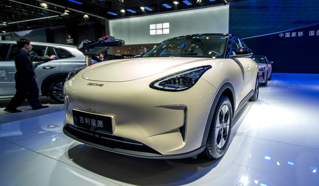 Geely EX2 ou Geome Xingyuan em exibição durante a 20ª Exposição Internacional de Automóveis da China (Changsha), em 4 de dezembro de 2024, em Changsha, província de Hunan, na China