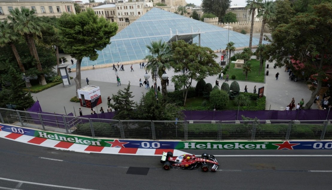 Lewis Hamilton, da Ferrari, durante os treinos do GP do Azerbaijão 2025 de Fórmula 1