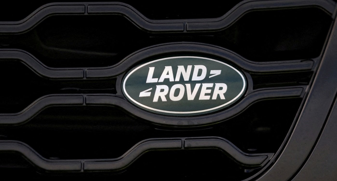 El logotipo de la empresa se ve en el frente de un vehículo recién terminado afuera de la fábrica de Jaguar Land Rover Halewood en Liverpool, Gran Bretaña, el 6 de diciembre de 2022.