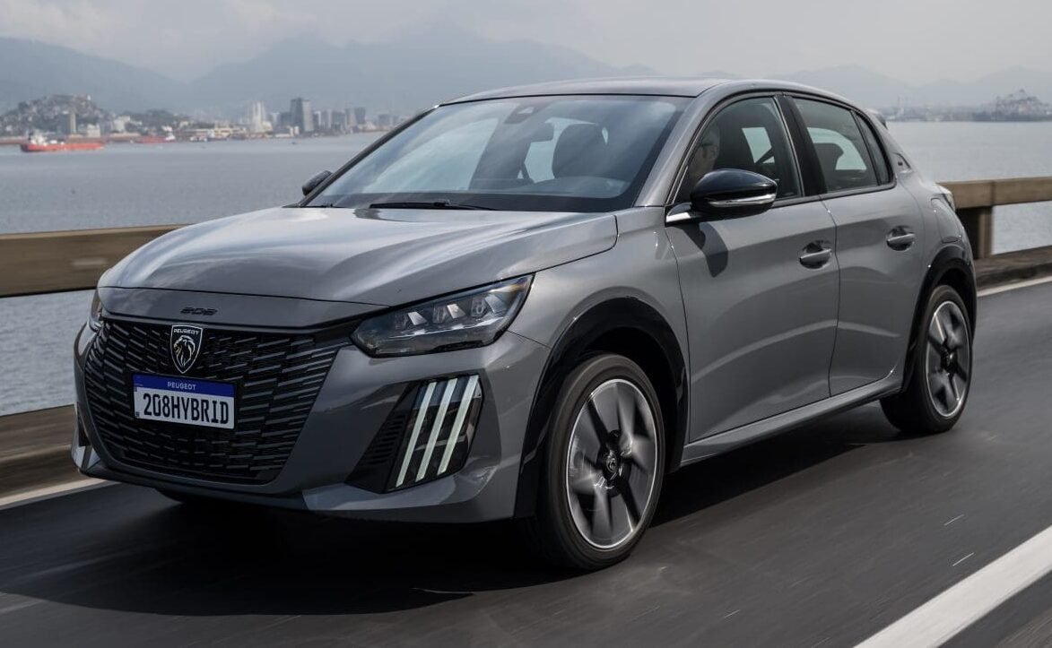 Peugeot 208 e 2008 ficaram (bem) mais baratos na linha 2026. O que muda?