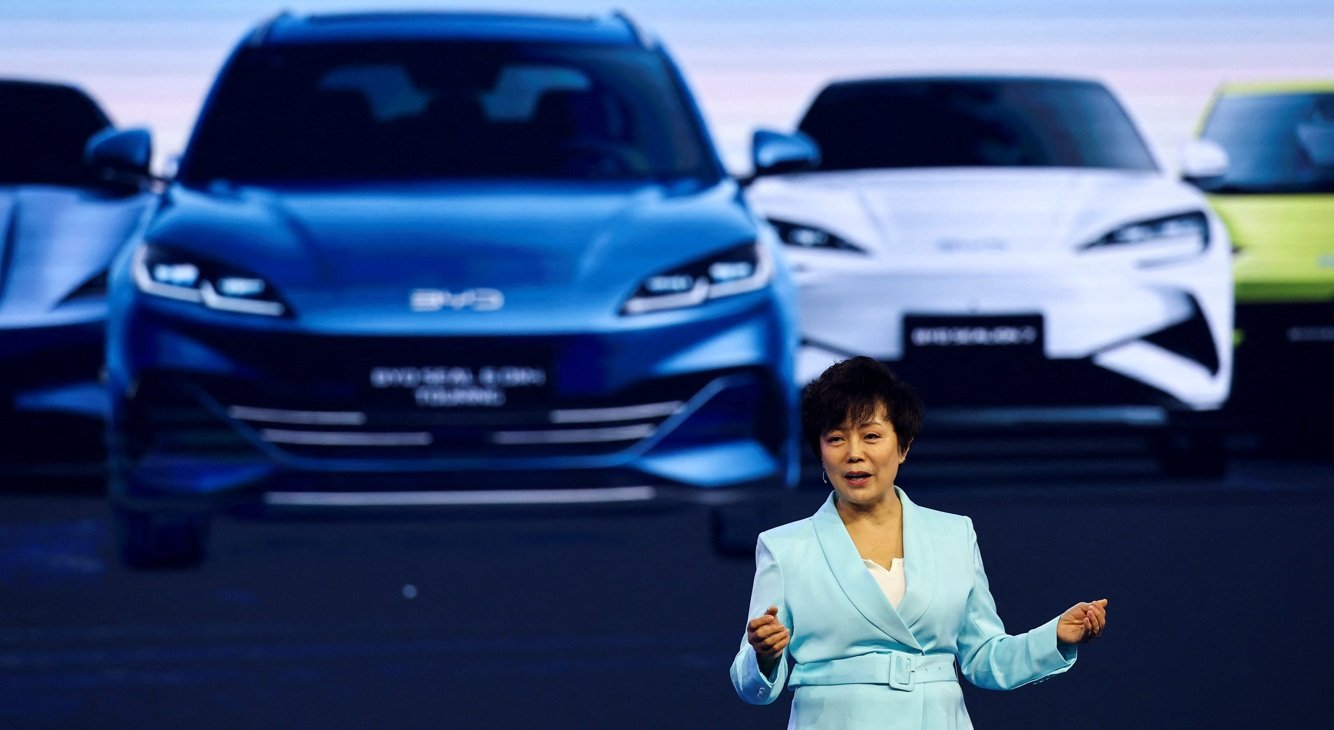 A vice-presidente executiva da BYD, Stella Li, fala no dia da imprensa e da mídia do salão do automóvel IAA em Munique, Alemanha, em 8 de setembro de 202