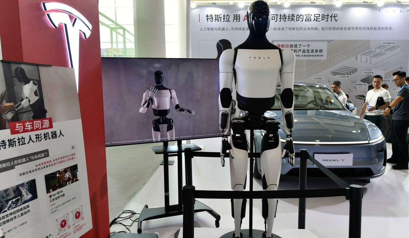O Optimus, também conhecido como Tesla Bot, estará em exposição durante a 25ª Feira Internacional de Investimento e Comércio da China, no Centro Internacional de Conferências e Exposições de Xiamen, em 8 de setembro de 2025, em Xiamen, província de Fujian, China. A 25ª Feira Internacional de Investimento e Comércio da China (CIFIT) teve início em 8 de setembro na cidade costeira de Xiamen, na província de Fujian, no leste da China, reunindo mais de 15.000 expositores e participantes corporativos e institucionais