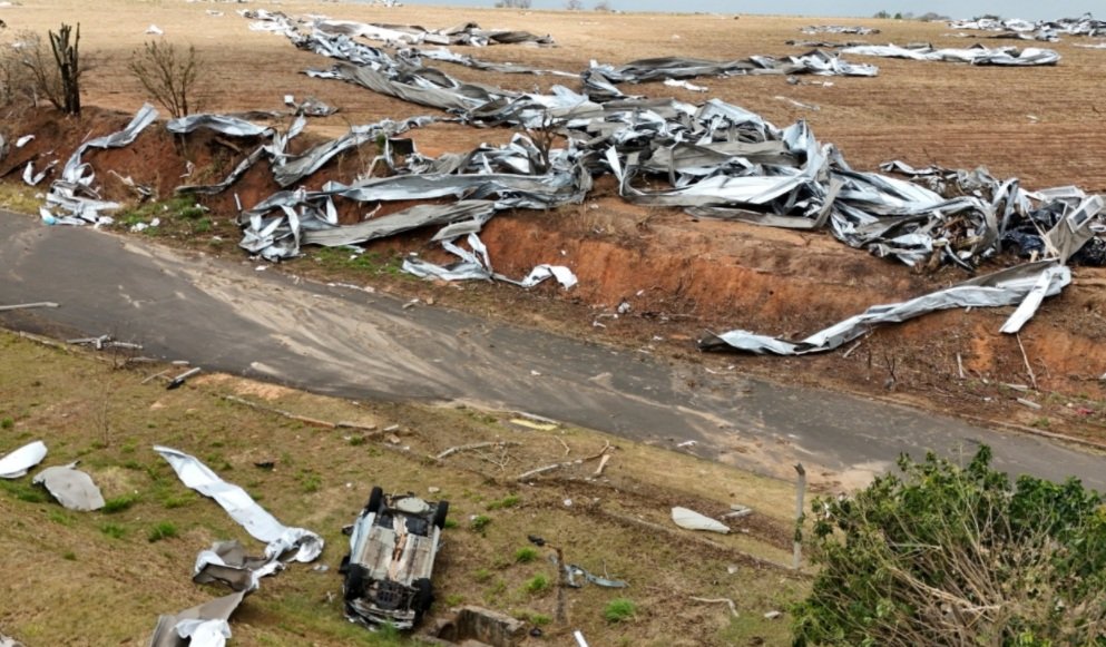 Uma visão de drone mostra uma fábrica da Toyota após sua produção ter sido forçada a parar devido a danos causados ​​por uma tempestade, em Porto Feliz, no estado de São Paulo, Brasil, em 24 de setembro de 2025