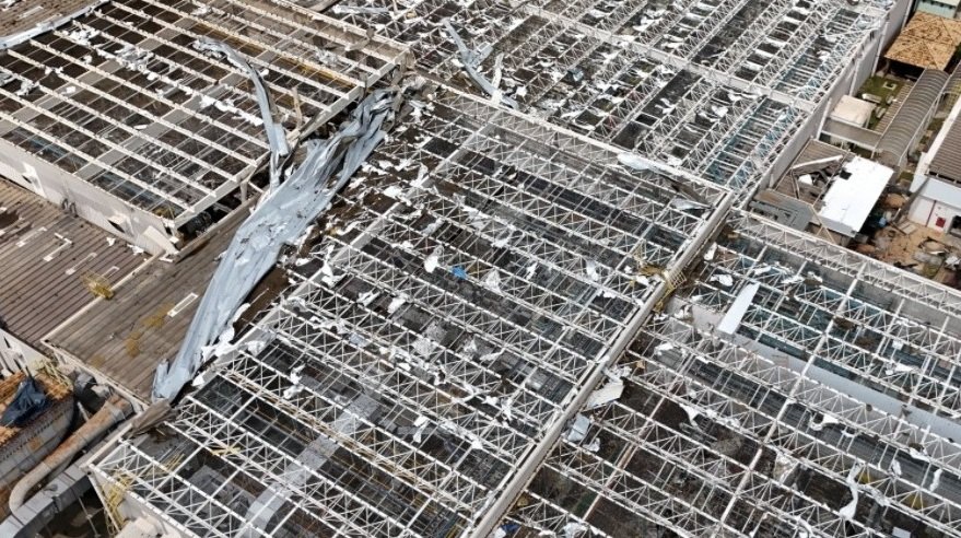 Uma visão de drone mostra uma fábrica da Toyota após sua produção ter sido forçada a parar devido a danos causados ​​por uma tempestade, em Porto Feliz, no estado de São Paulo, Brasil, em 24 de setembro de 2025
