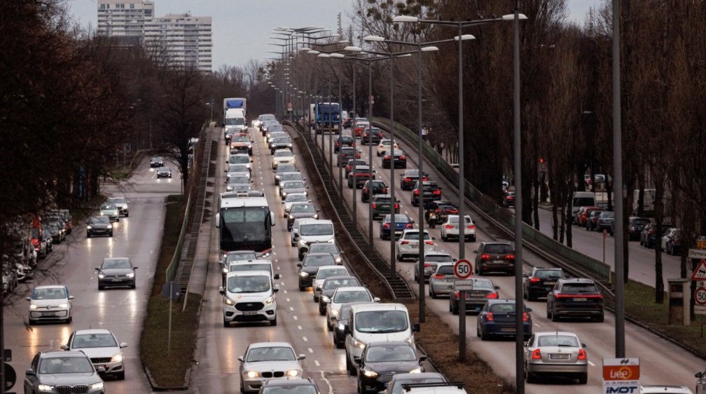 Veículos trafegam em Munique, na Alemanha 01/02/2023