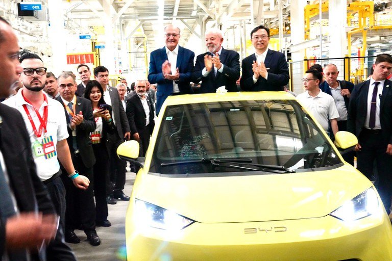Alckmin, Lula e o presidente da BYD, Wang, desfilam pela fábrica da montadora em Camaçari (BA) de Dolphin Mini conversível