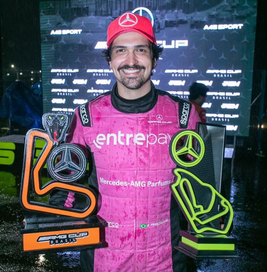 Guilherme Franceschini exibe os troféus conquistados na AMG Cup Brasil