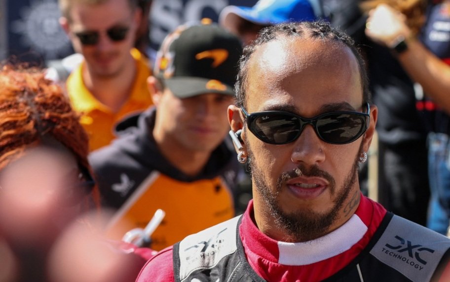 Hamilton aconselha pilotos da McLaren: sejam mais ‘implacáveis’ contra Verstappen