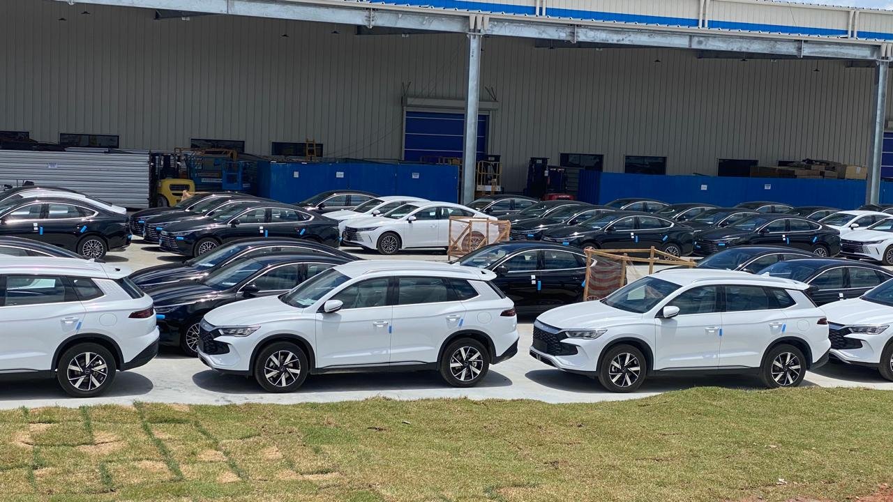 Fábrica da BYD tem carros espalhados e obras para todo lado