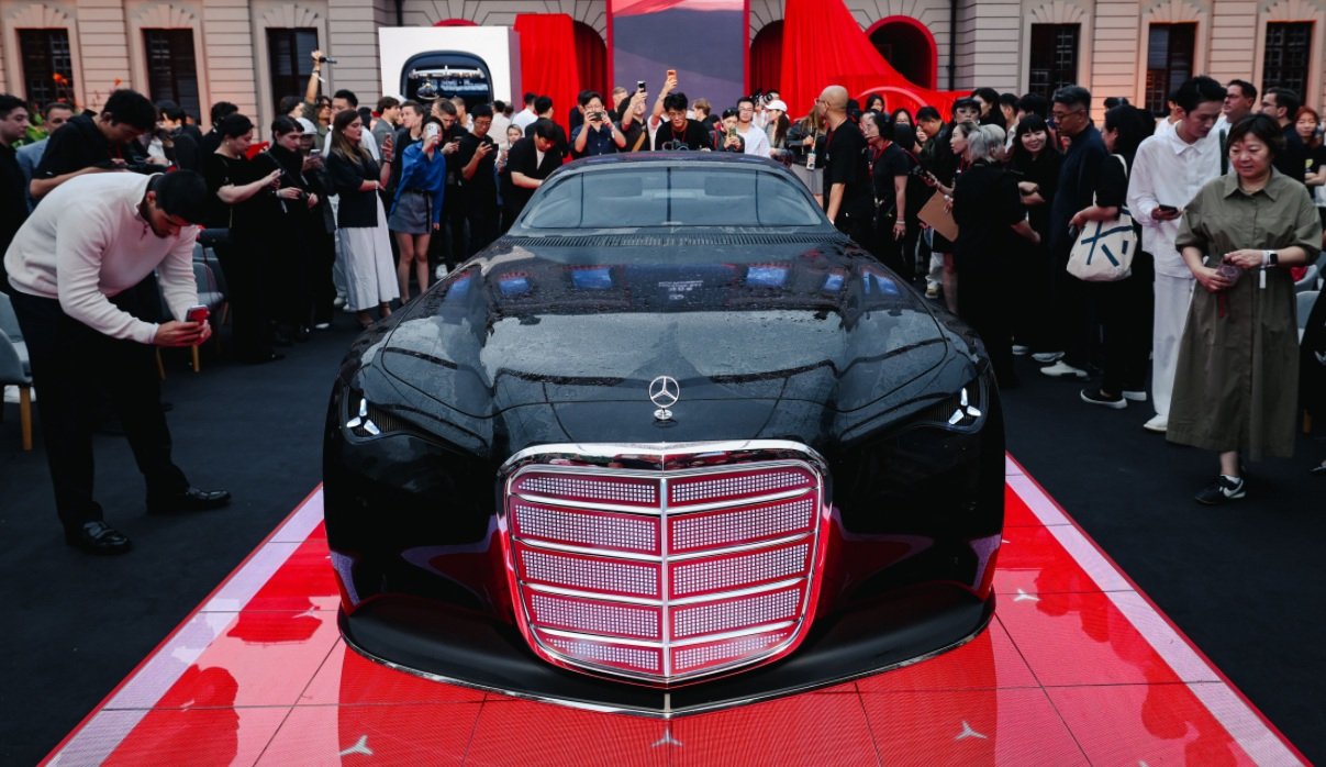 Carro-conceito da Mercedes lembra ‘Batmóvel’ e gera energia solar pela carroceria