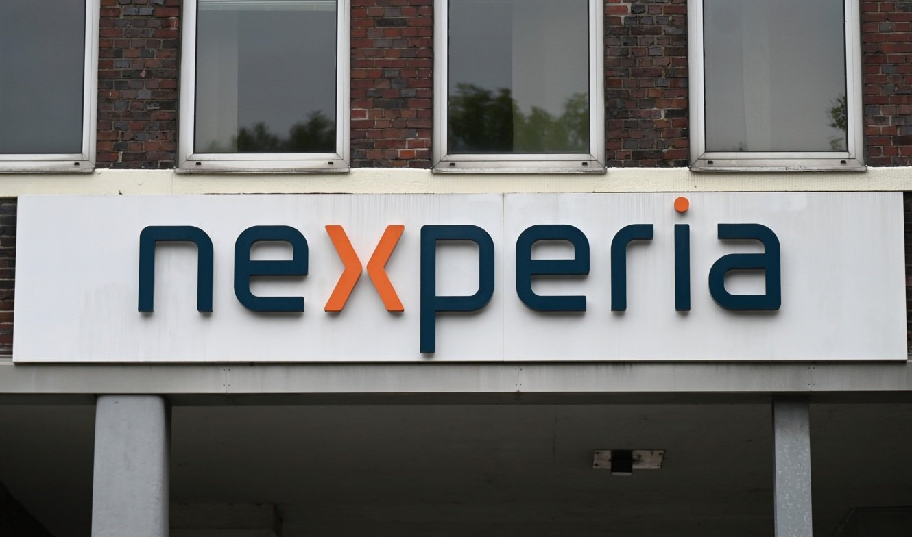 O logotipo da fabricante de semicondutores "Nexperia" está pendurado acima da entrada do prédio da empresa