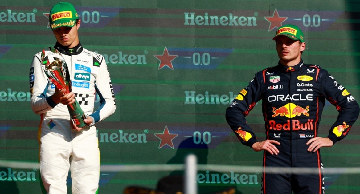 Lando Norris, da McLaren , comemora com um troféu no pódio após vencer o Grande Prêmio da Cidade do México ao lado de Max Verstappen, da Red Bull, que ficou em terceiro lugar