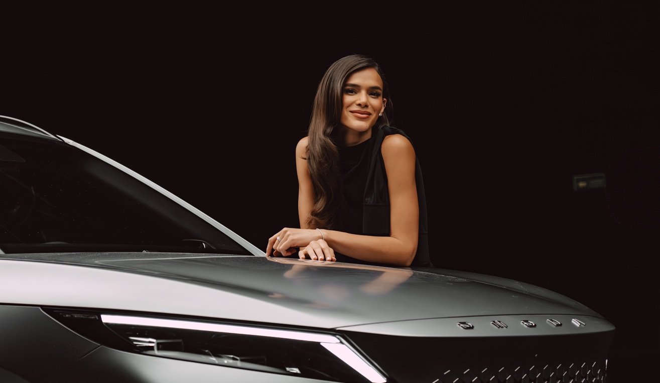 Bruna Marquezine posa com o Omoda 7