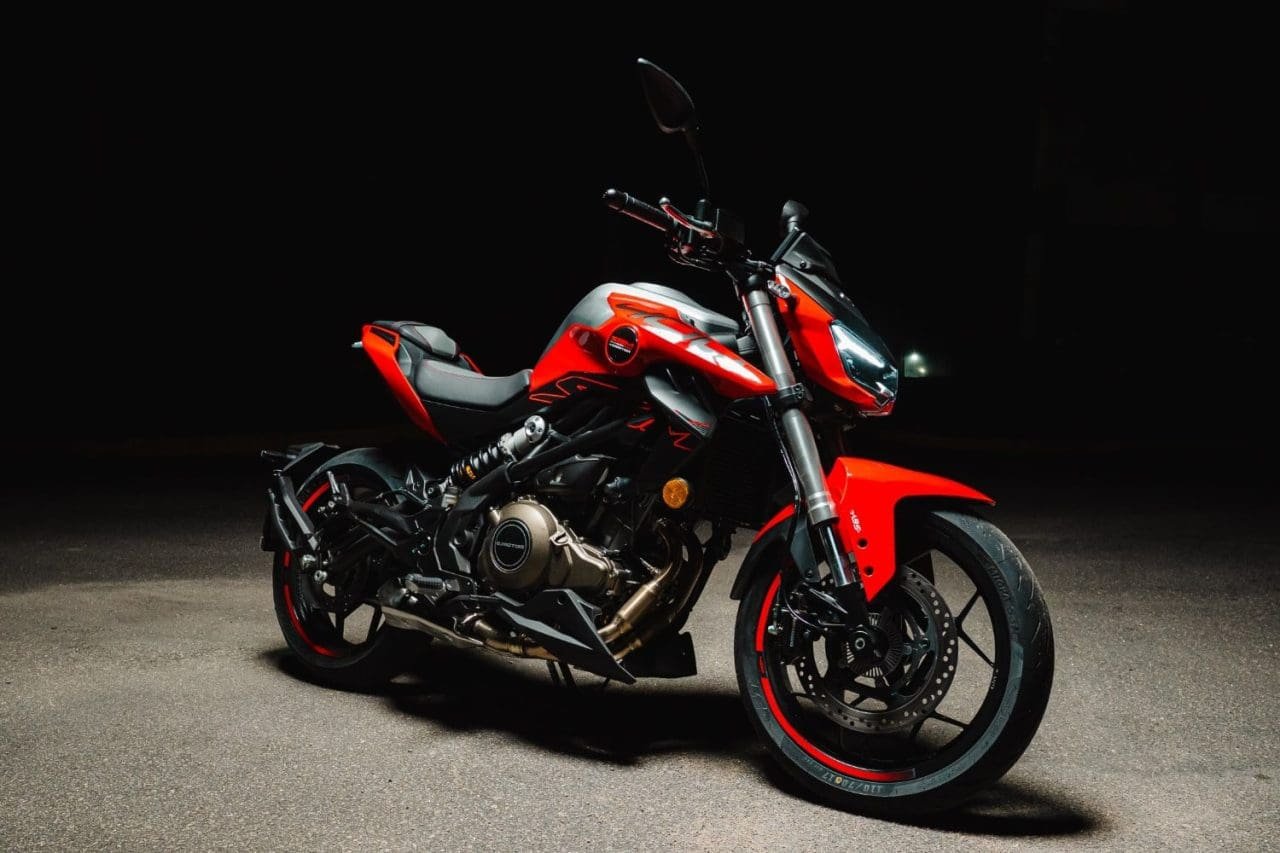 Com motos baratas e proposta premium, SBM inaugura concessionária em São Paulo