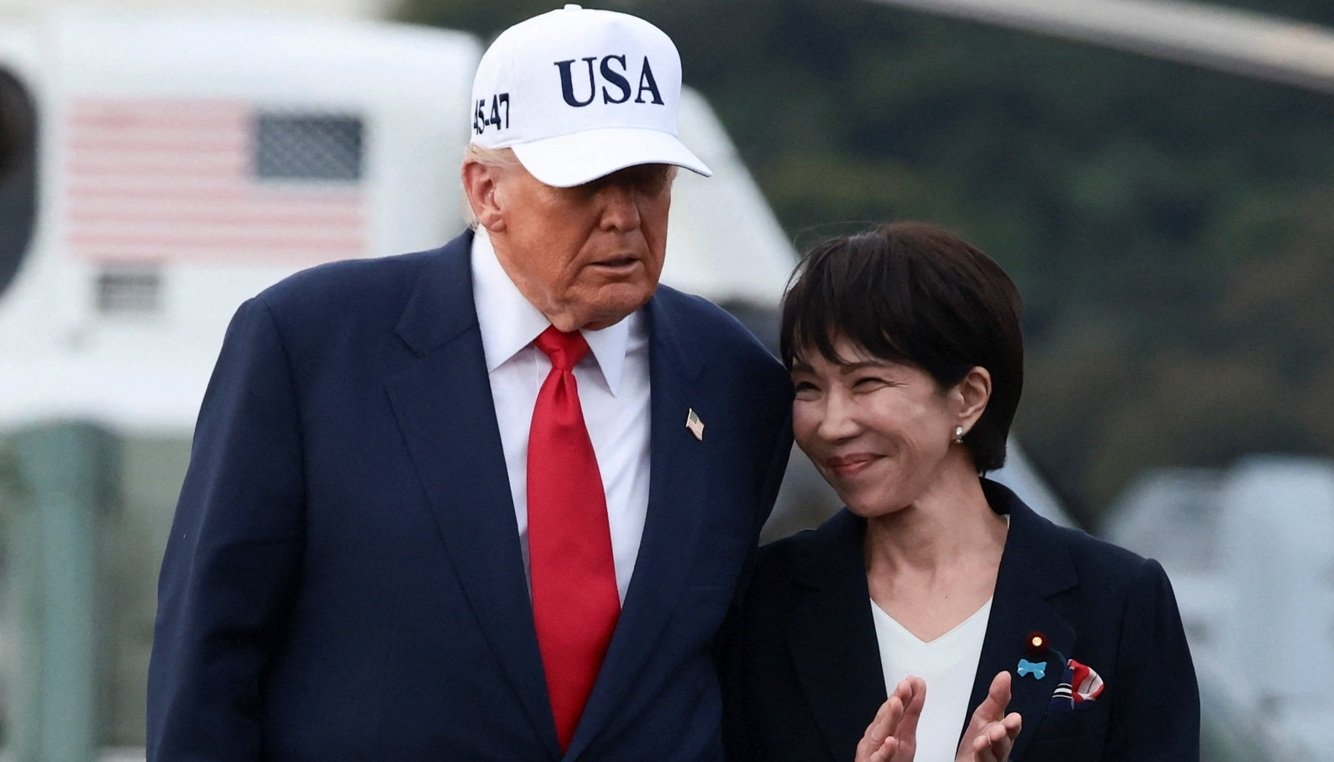 O presidente dos EUA, Donald Trump, caminha com a primeira-ministra japonesa Sanae Takaichi, a bordo do porta-aviões USS George Washington, durante uma visita à base da Marinha dos EUA em Yokosuka, Japão, em 28 de outubro de 2025 