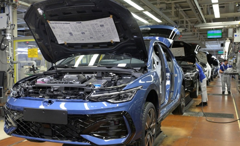 Veículo da Volkswagen em fábrica da montadora em Wolfsburg, na Alemanha 23/05/2024