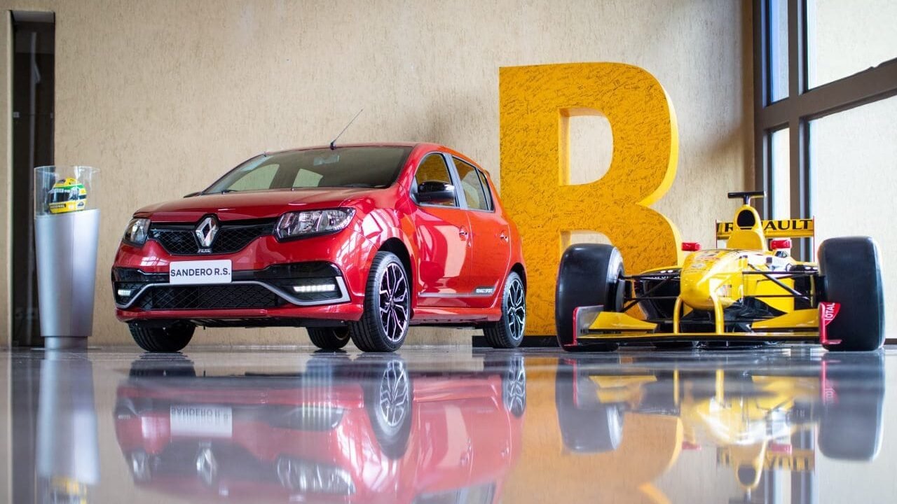 Renault Sandero RS e Fórmula 1 no Memorial Renault - Foto: divulgação