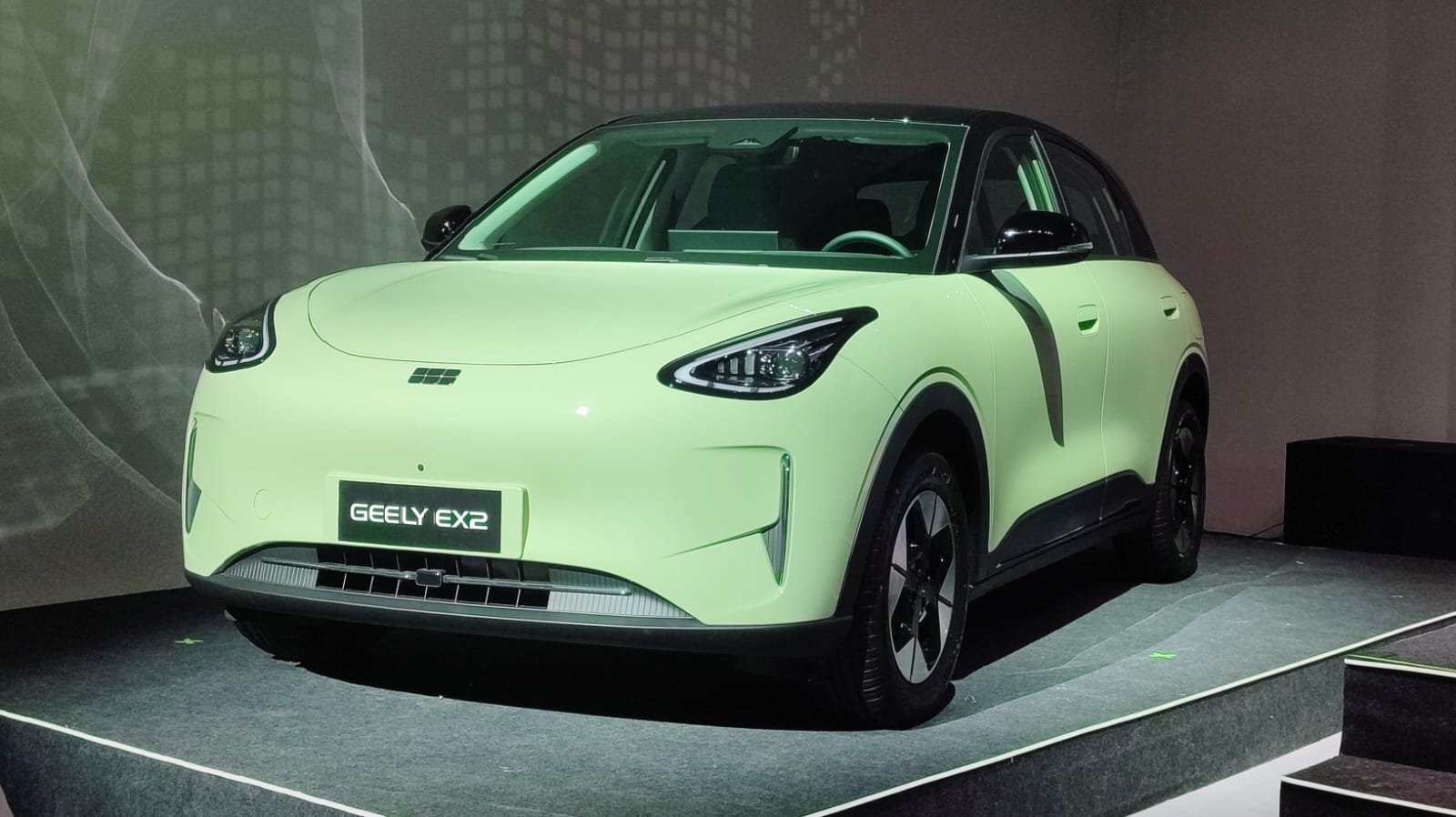Geely EX2 chega por menos de R$ 120 mil mirando Dolphin Mini