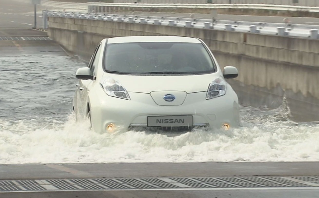 Nissan Leaf elétrico na enchente - Foto: divulgação