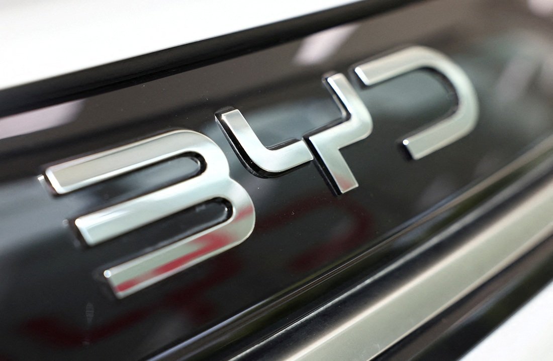 Logotipo da BYD exibido em um carro em uma concessionária em Sant Cugat del Vallès, perto de Barcelona, Espanha, em 12 de setembro de 2025. REUTERS/Albert Gea