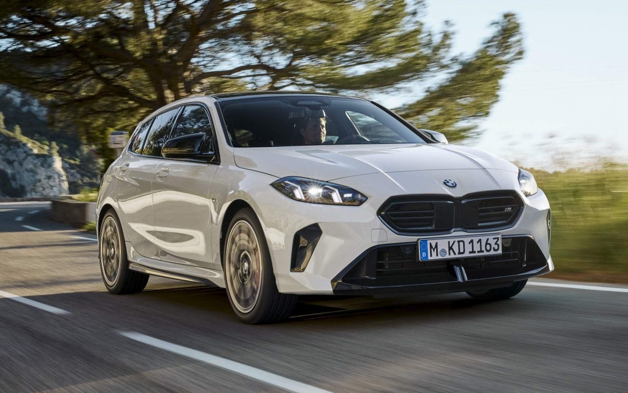 BMW Série 1 2026 quer tirar o brilho do Golf GTI com seus 317 cv