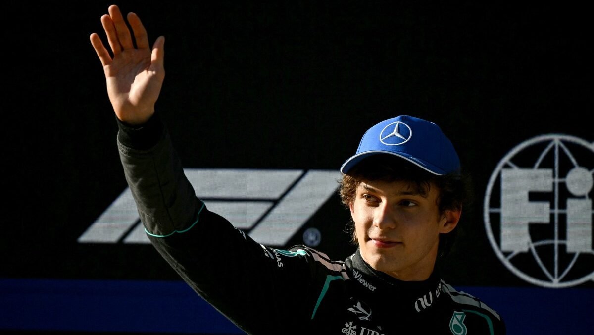 O piloto italiano da Mercedes, Kimi Antonelli, comemora a conquista da pole position