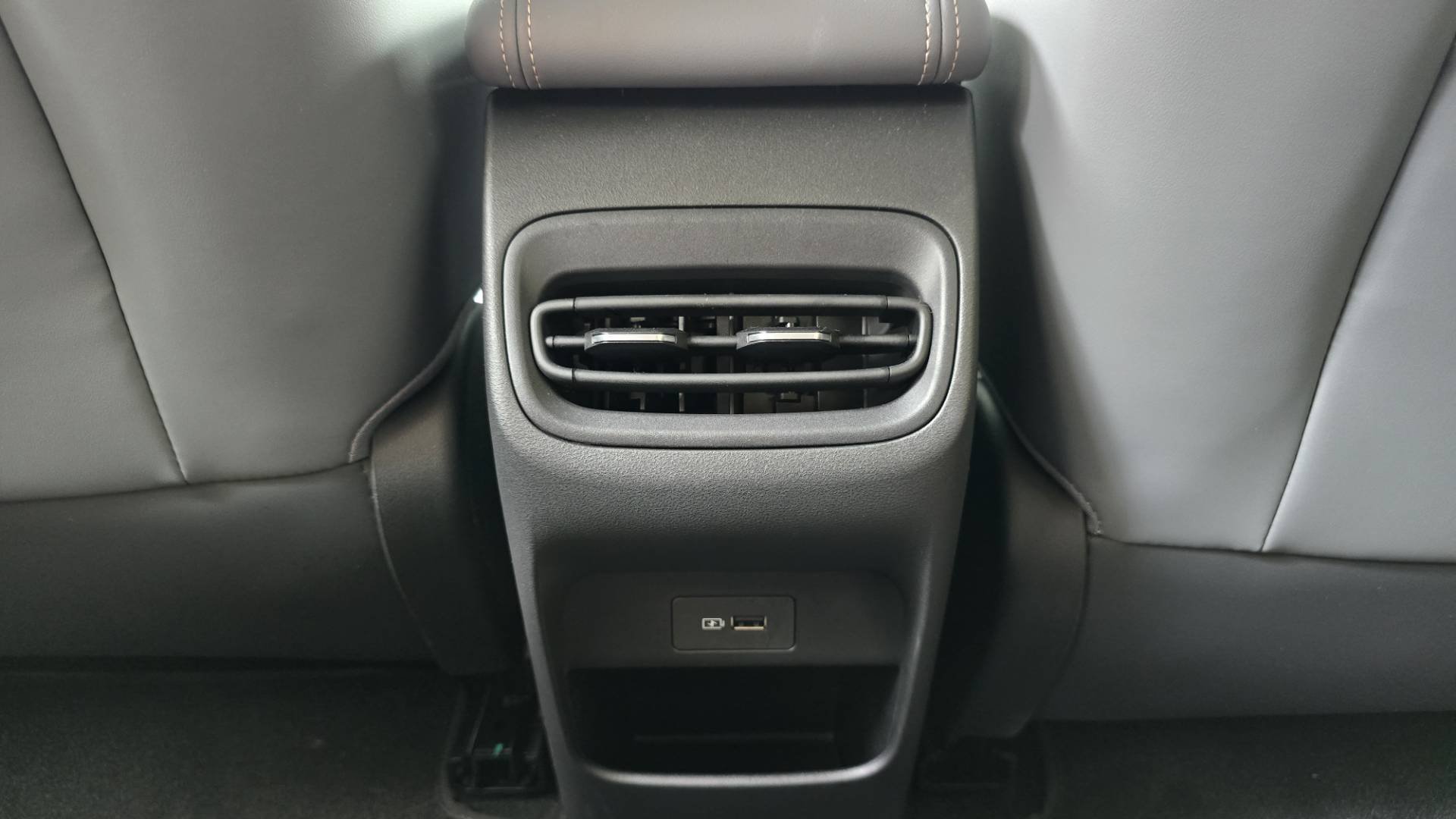 Geely EX2 Max 2026 rival de BYD Dolphin Mini