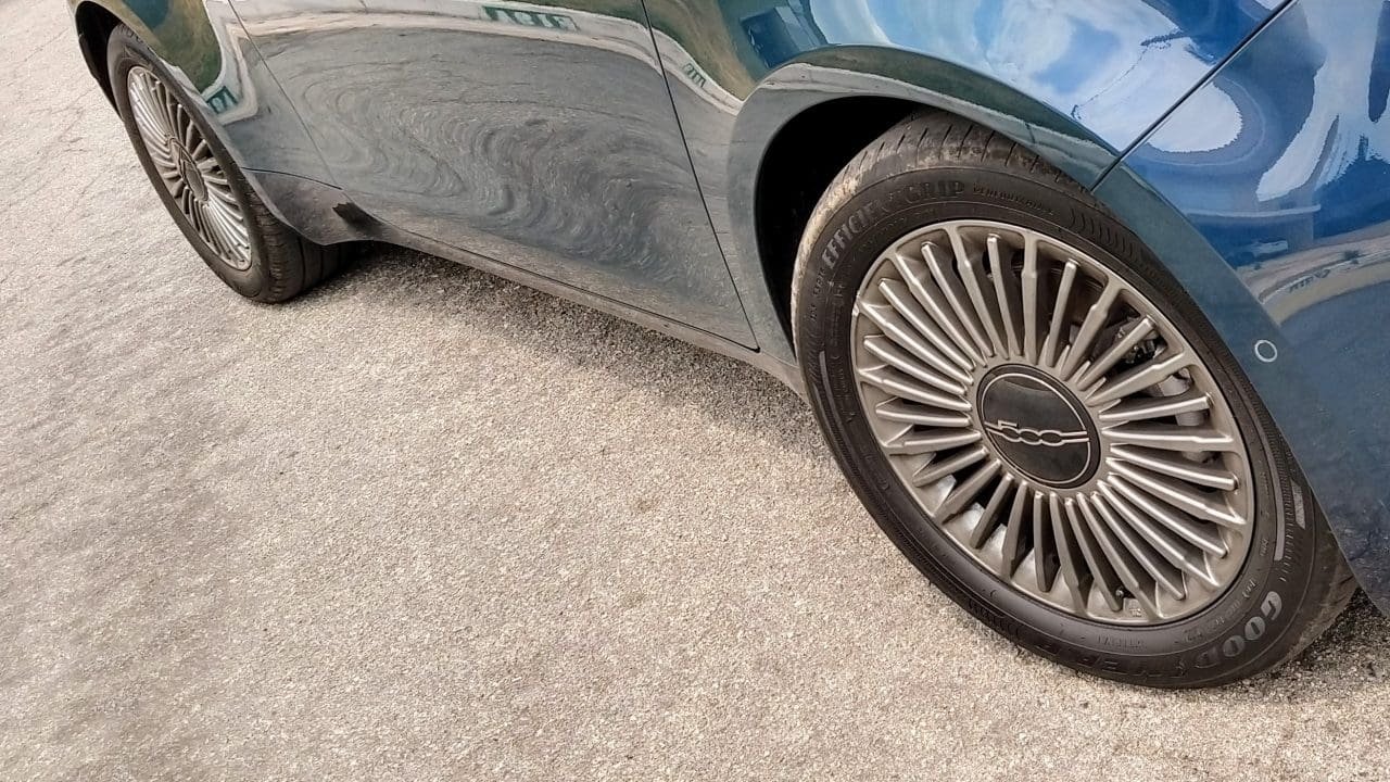 Pneus especiais do Fiat 500e, totalmente elétrico - Foto: Lucca Mendonça