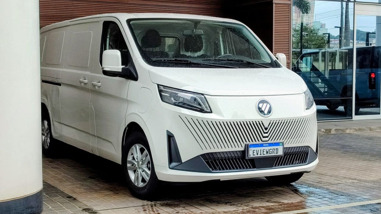 Impressões ao dirigir: Foton eView Grand 2026 quer conquistar órfãos da Stellantis