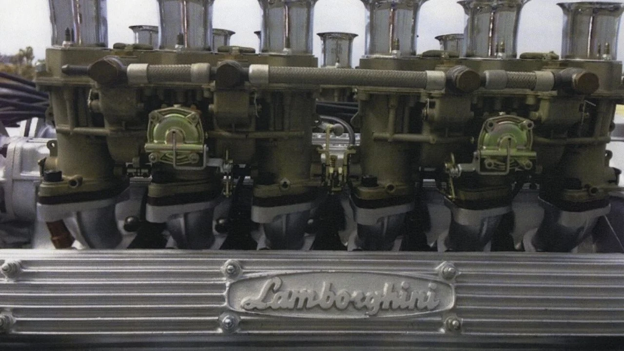 Motor V12 transversal Lamborghini Miura engenharia clássica